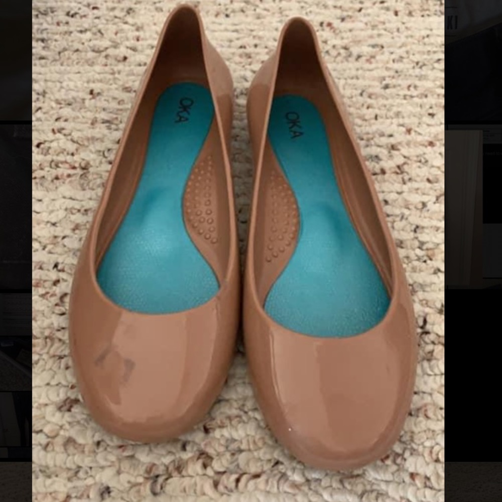 Glossy tan flats